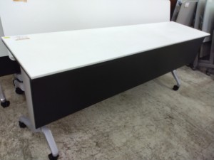 コクヨ 跳ね上げテーブル