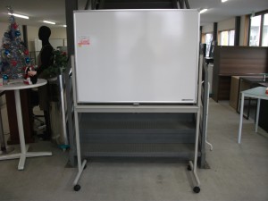 【内田洋行】両面キャスター付きホワイトボード（WB-8）