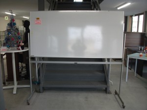 【オカムラ】片面キャスター付きホワイトボード（WB-11）