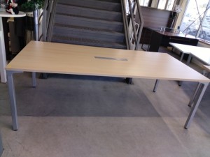 PLUS ミーティングテーブル