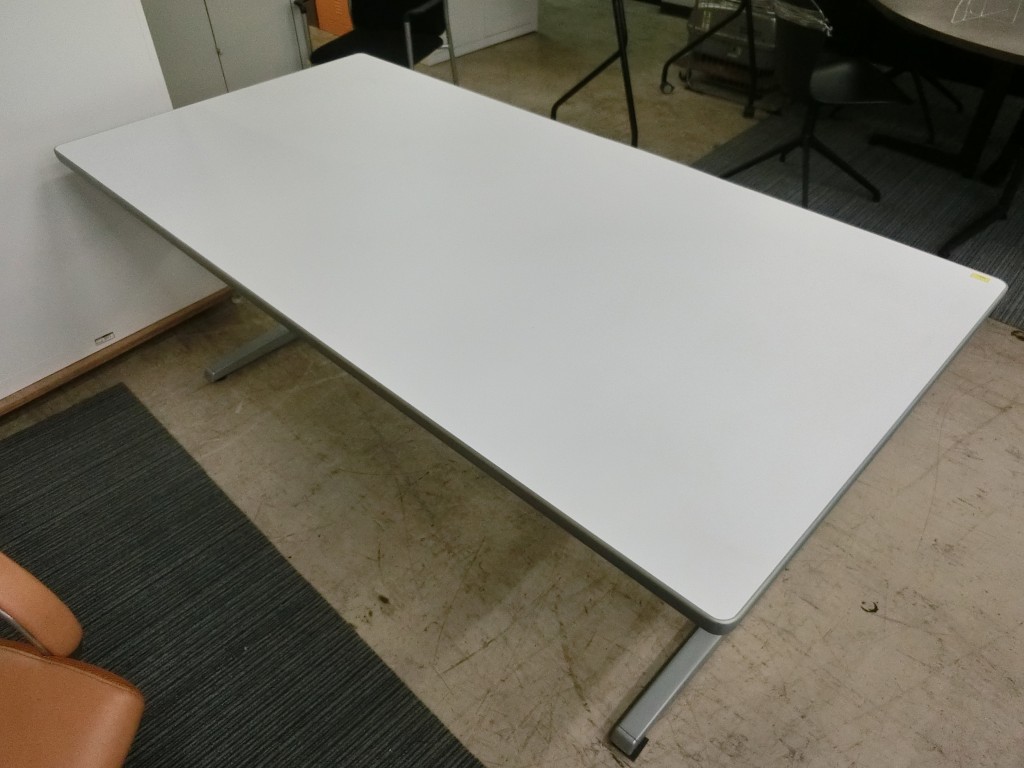 【オカムラ】ミーティングテーブル（TB-69）