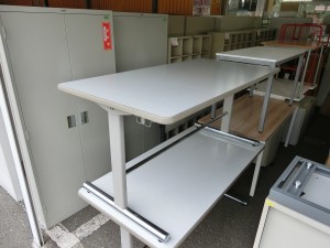 【コクヨ】椅子ハンガー付ミーティングテーブル（TB-73/2）