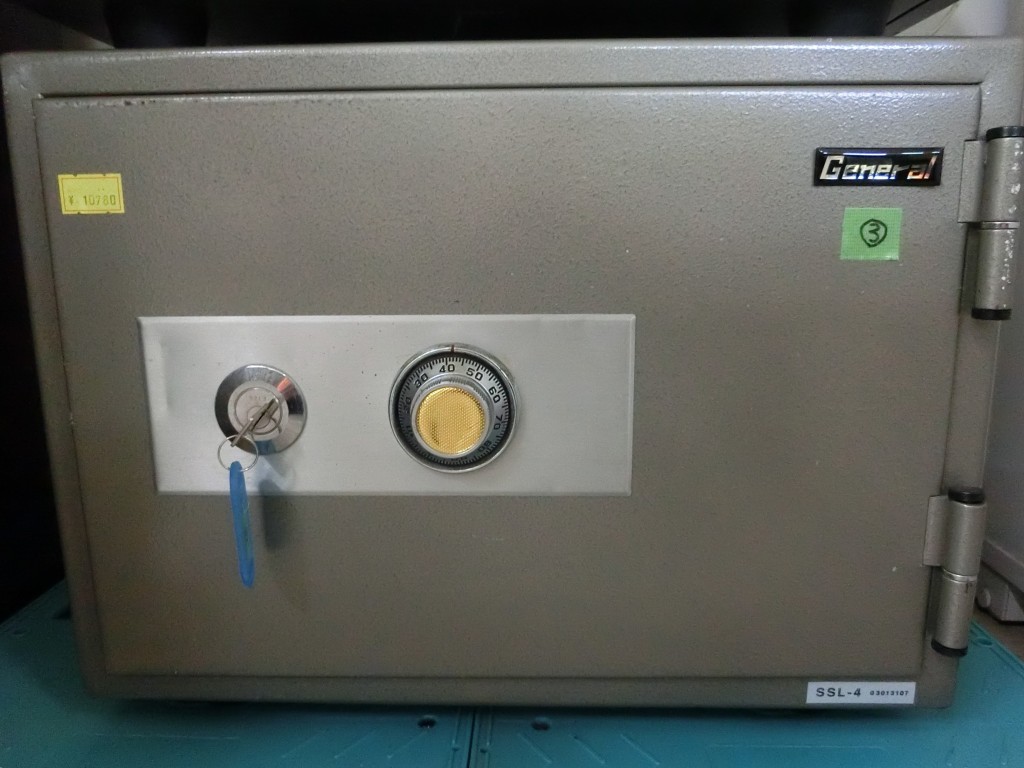小型鍵付き保管庫（Z-67）